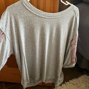 daytrip heathered grey with bandana detail cuffed sleeves size small